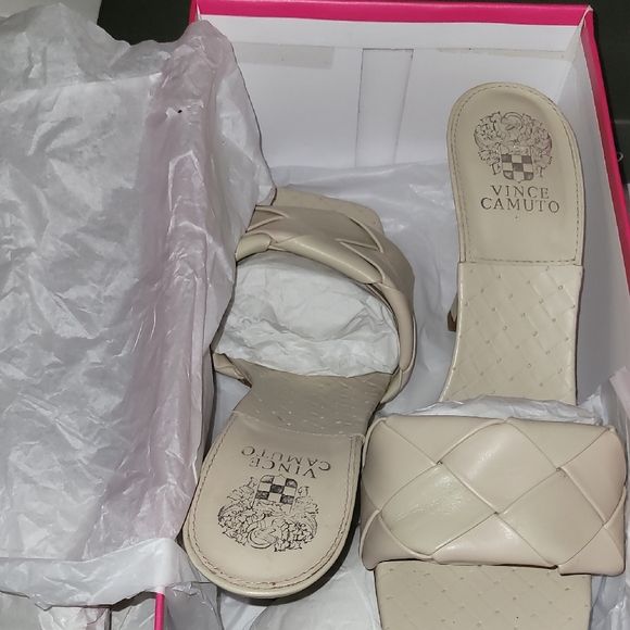 Vince Camuto Shoes - Vince Camuto Ivory Quilted Slides Sz 10